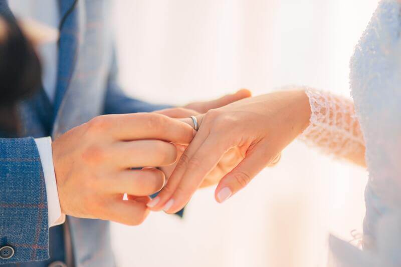 【婚約・結婚指輪のサイズを調べたい！】サプライズで測る裏技を紹介