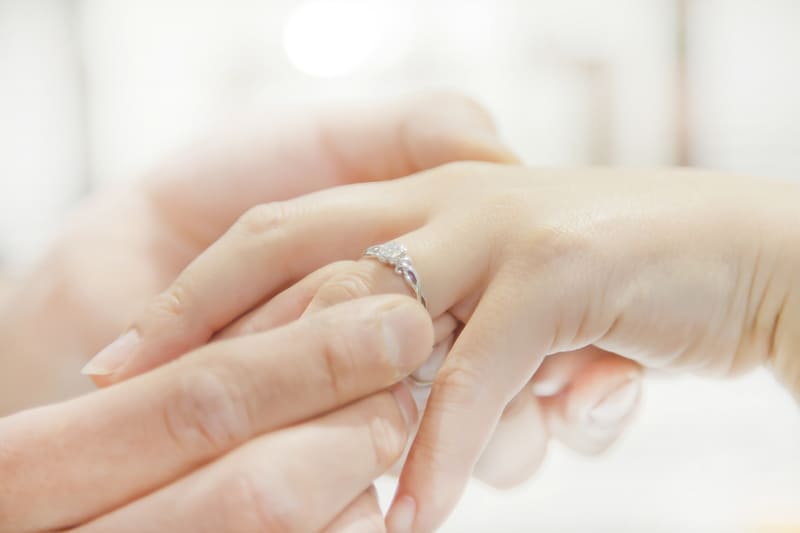 婚約指輪を買うタイミングってあるの？押さえておきたい購入の流れを解説