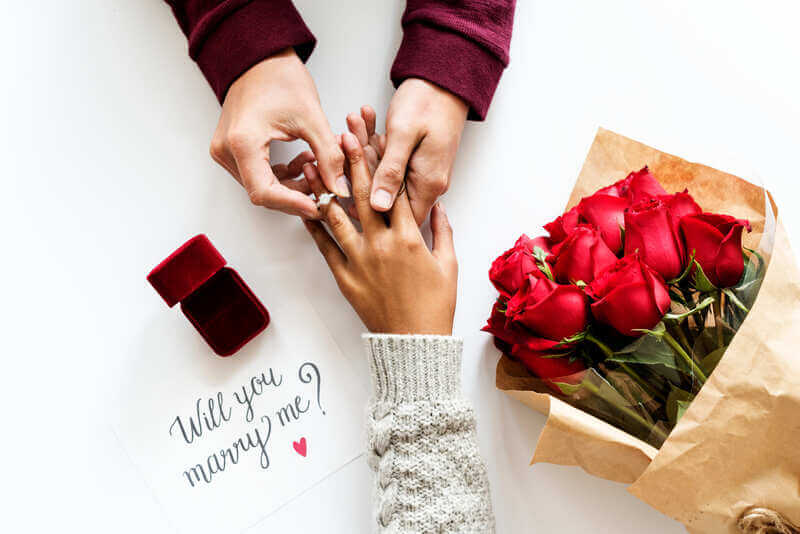 結婚への近道？プロポーズを成功させるための指輪以外のプレゼントとは